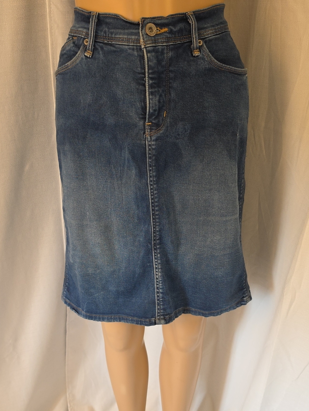 Vintage Levi's Perfectly Slimming Red Tag Blue Denim Knee-Length Skirt Size 6